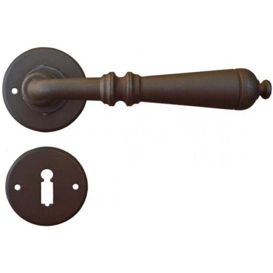 hrdzava farba zelezna klucka klucova dierka rozeta rustikalny mestiansky vintage country styl dom dvere vchod restauracia penzion vidiecky dom chata lameridiana bytovy dizajn.jpg